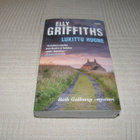 Elly Griffiths Lukittu huone -pok - pikkukuva 1