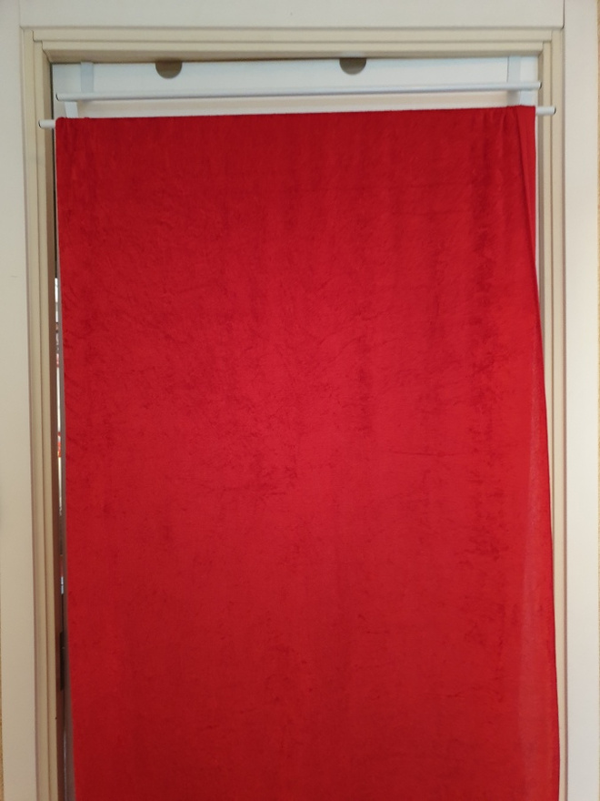 Punaista joustoplyyssiä 2,80x1,50 m