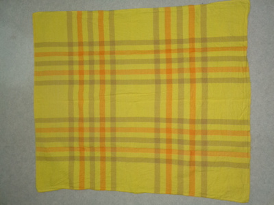 KEltaruudullinen pöytäliina