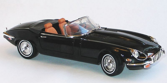 Jaguar E-type series III "Road Signature", 1:18 musta