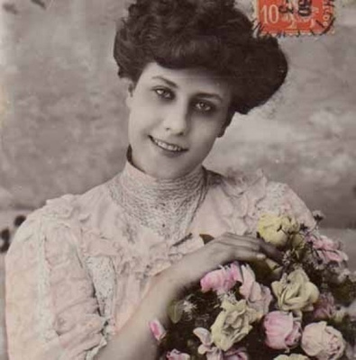 NAINEN / Hymyilevä tumma tyttö ja romanttiset kukat. 1900-l.