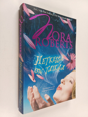 Nora Roberts : Hetkessä on taikaa