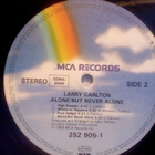LARRY CARLTON :: ALONE/BUT NEVER ALONE :: VINYYLI LP 1986 - pikkukuva 3