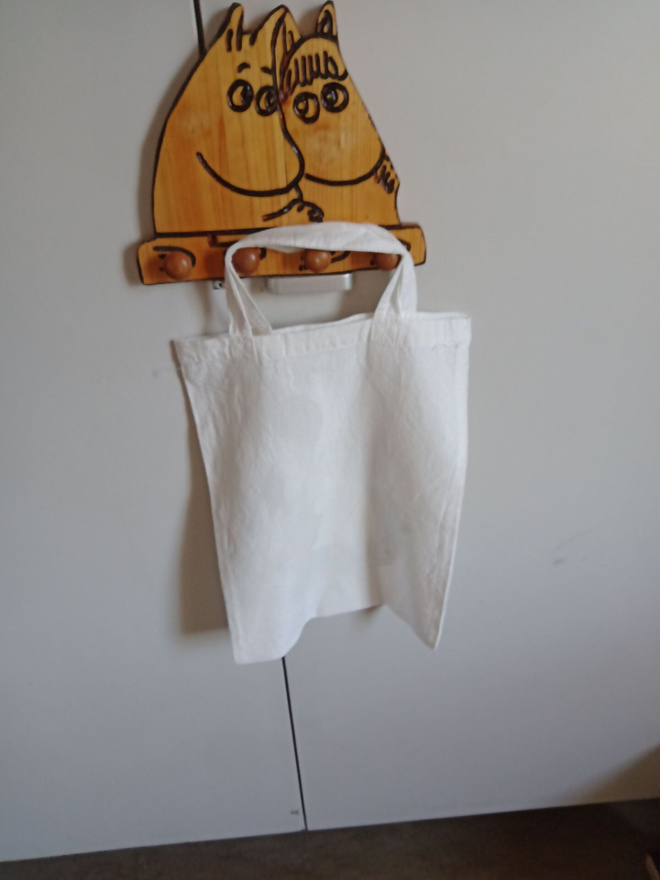 Pieni puinen Muumi -aiheinen naulakko + muumikassi