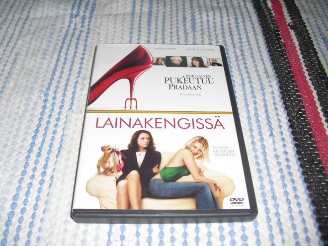 PAHOLAINEN PUKEUTUU PRADAAN + LAINAKENGISSÄ (tuplaboksi)***