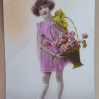 Pikkuleidi tuo korillisen kukkia onnitteluina, p. 1929 - pikkukuva 1