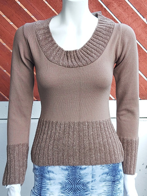 Beige neulepusero; S