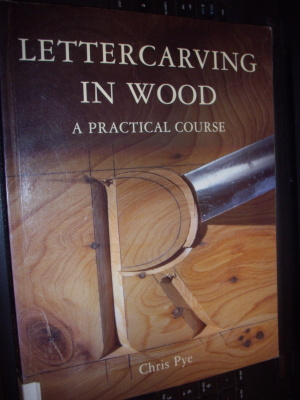 Pye : Lettercarving in wood ( 1 p. 1997 ) Sis. postikulun