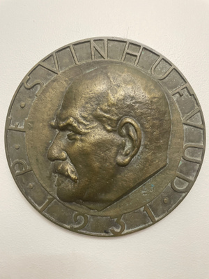 Valupronssinen seinäreliefi vuodelta 1931