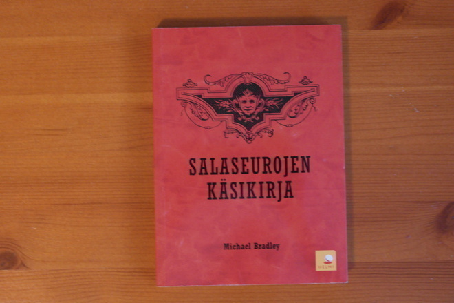 Michael Bradley:Salaseurojen käsikirja.Nid.Hieno!