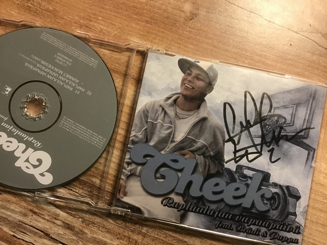 Cheek . Raplaulajan vapaapäivä nimmari CDS single