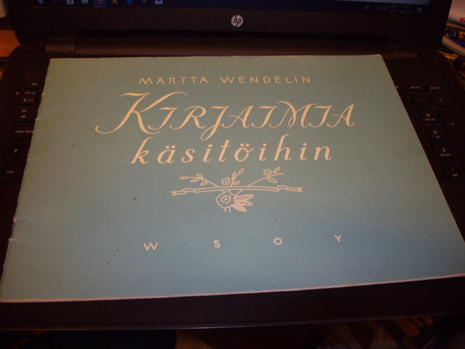 Martta Wendelin : Kirjaimia käsitöihin ( 1956 ) Sis. postik.