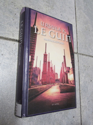 URSULA K. LE GUIN HARHAKAUPUNKI