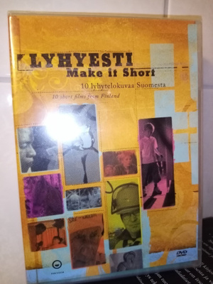 DVD : LYHYESTI - MAKE IT SHORT (UUSI) SIS POSTIKULU