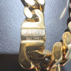 GUESS EST. 1981 paksu kullanvärinen rannekoru – Cuban link - pikkukuva 2