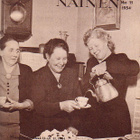 Maatalous - Nainen, 1954 ja 2x 1955, kahvia kaadetaan. - pikkukuva 2