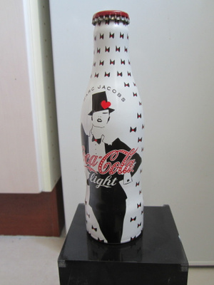 MARC JACOBS AVAAMATON COCA-COLA LIGHT SUOMI TEKSTIT
