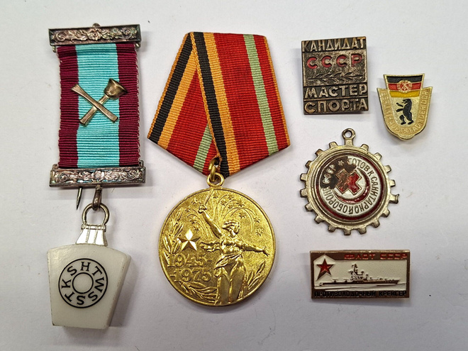 6 kpl pinssit ja mitalit
