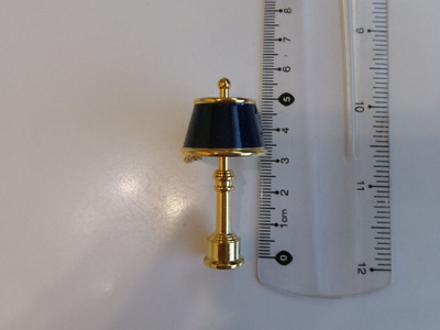 Nukkekoti lamppu pöydälle