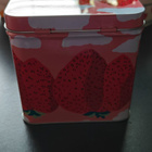 Marimekko Mansikkavuoret peltipurkki - pikkukuva 2
