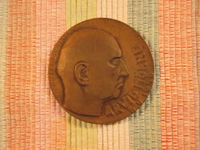 Arvid Mörne 6.V.1946 mitali. Suunn. Gunnar Finne.