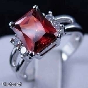44 .. 10k Valkokulta Crystal Kaunis Ruby .. Sormus