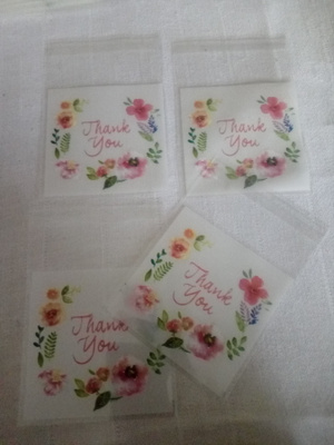 Pieniä sellofaani pusseja joissa teksti thank you