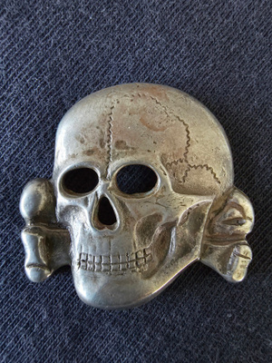 WW2 Saksa Waffen-SS lakkimerkki Totenkopf M1/24