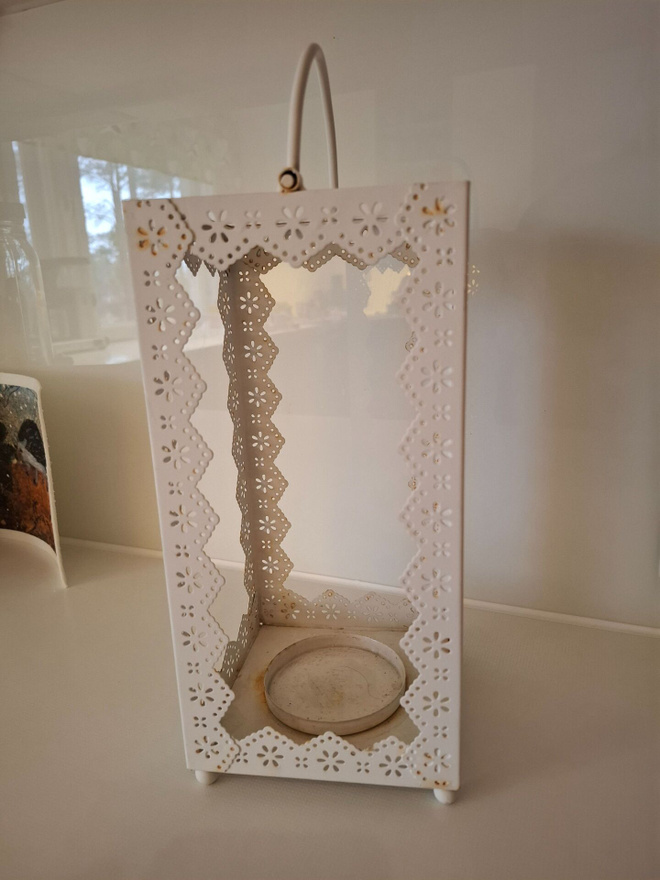 Valkoinen koristeellinen lyhty
