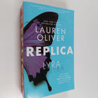 Lauren Oliver : Replica - pikkukuva 1