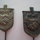 Sota-ajan talkoomerkki 1943 lapio neulamerkki - pikkukuva 1