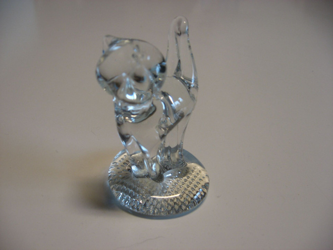 Lasikissa figuuri