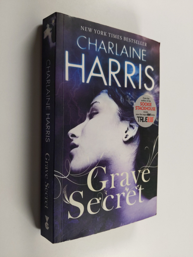 Charlaine Harris ym. : Grave Secret