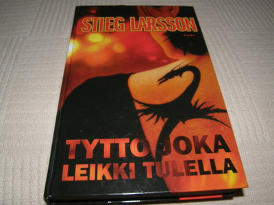 Stieg Larsson Tyttö joka leikki tulella -sid