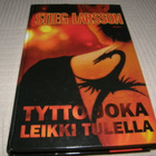 Stieg Larsson Tyttö joka leikki tulella  -sid - pikkukuva 1