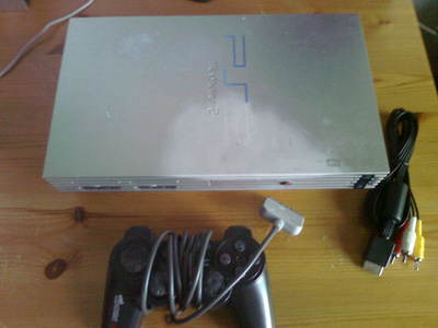 PlayStation 2 konsoli (modattu) + pieni pelipaketti
