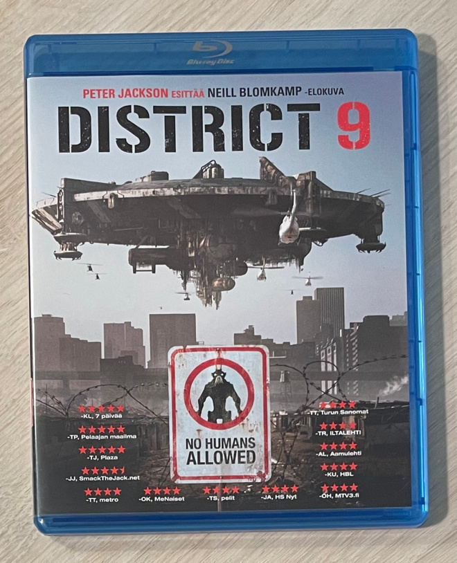 Neill Blomkamp: DISTRICT 9 (2009) Sharlto Copley (UUSI)