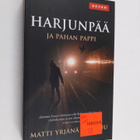 Matti Yrjänä Joensuu : Harjunpää ja pahan pappi - pikkukuva 1