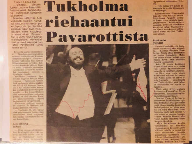 Luciano Pavarotti nimikirjoitus lehtikuvassa