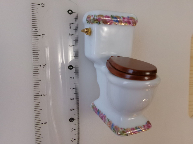 Nukkekoti wc istuin posliinia