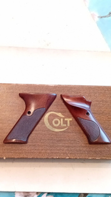 Colt Woodsman pienoispistoolin kahvalevyt