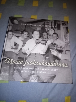 Pilke : ELÄMÄÄ JUOKSUHAUDOISSA ( SIS POSTIKULU  )