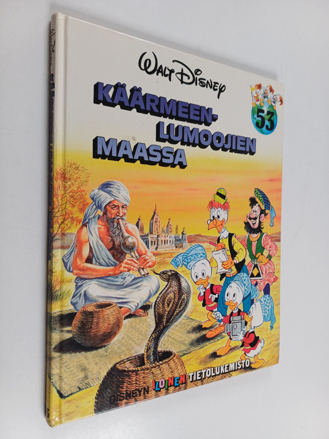 Walt Disney : Käärmeenlumoojien maassa