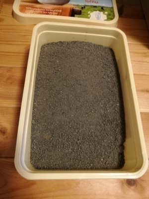 Mustaa/tummanharmaata hienoa hiekkaa n. 1 kg.