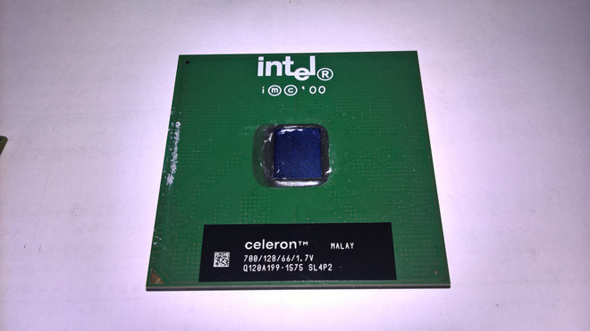 700MHz Celeron prosessori