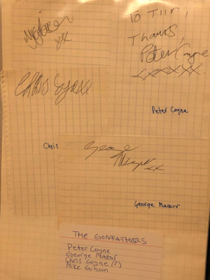 The Godfathers -yhtyeen nimikirjoitukset paperilla