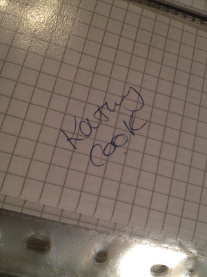 Kathy Cook nimikirjoitus paperilla