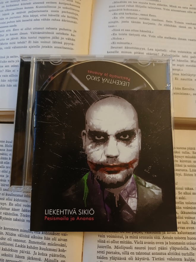 Liekehtivä Sikiö - Pesismaila Ja ananas (CD)