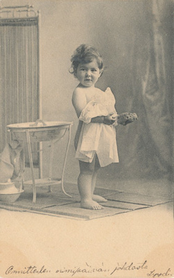 Lapsonen pesulla - vanha Carte Postale