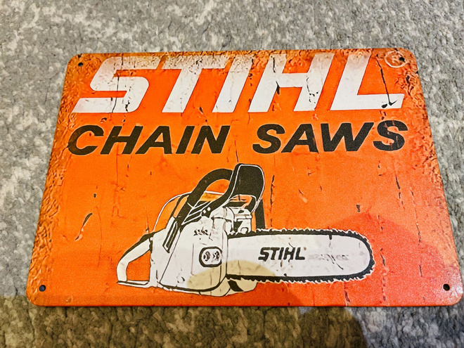 Peltiä oleva pikkutaulu moottorisaha Stihl